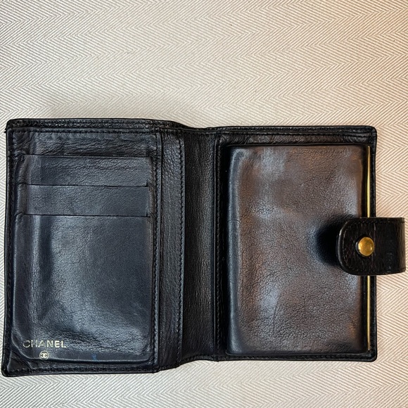CHANEL Black Caviar Leather Kisslock Compact Wallet | RARE: MADE IN ITALY - Picture 8 of 12